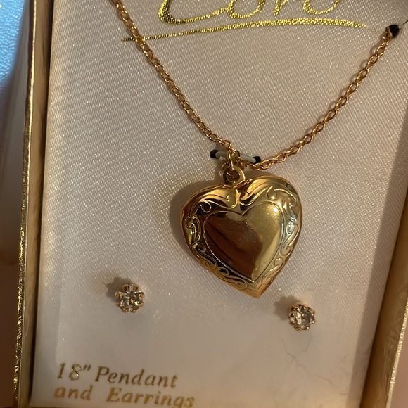 Vintage late 1960’s Coro New with box Heart Locket with pierced RS earrings - Picture 3 of 3